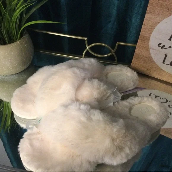 Comfortable, furry slippers, cream, XL. NWT - Picture 1 of 2